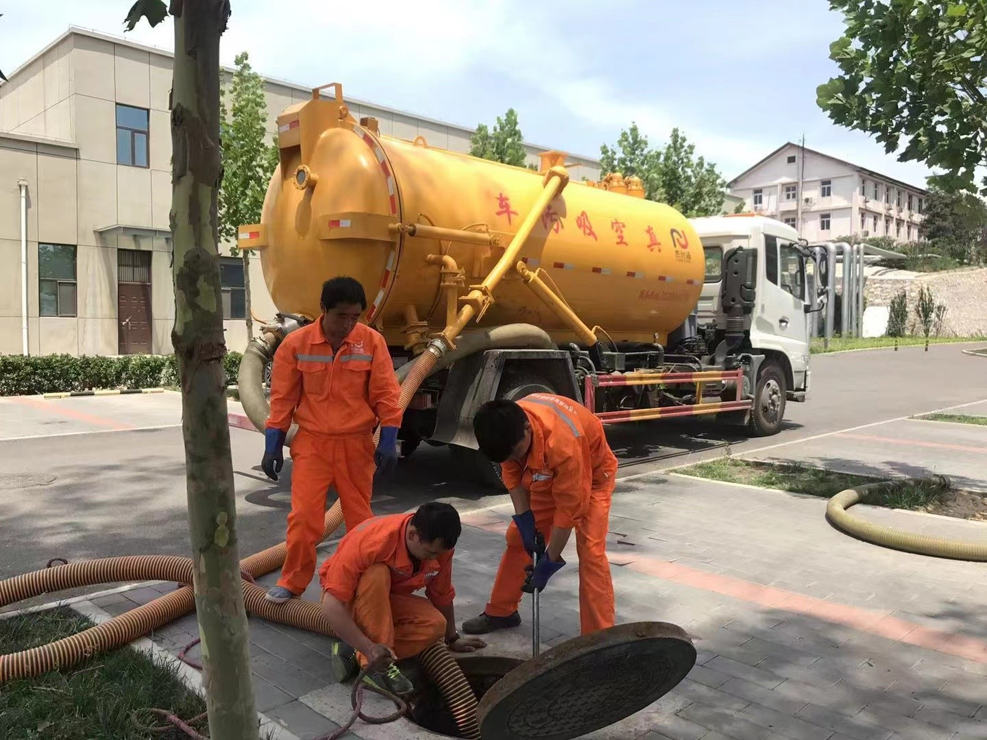 吉利管道疏通车停在窨井附近