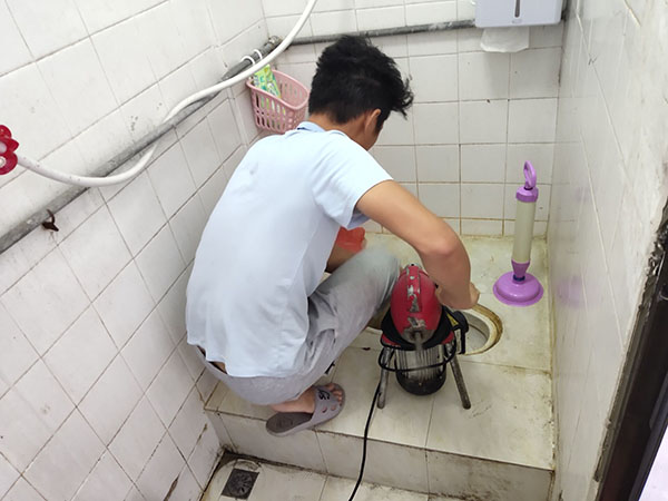 吉利管道堵塞冒臭气 专业师傅现场解决问题